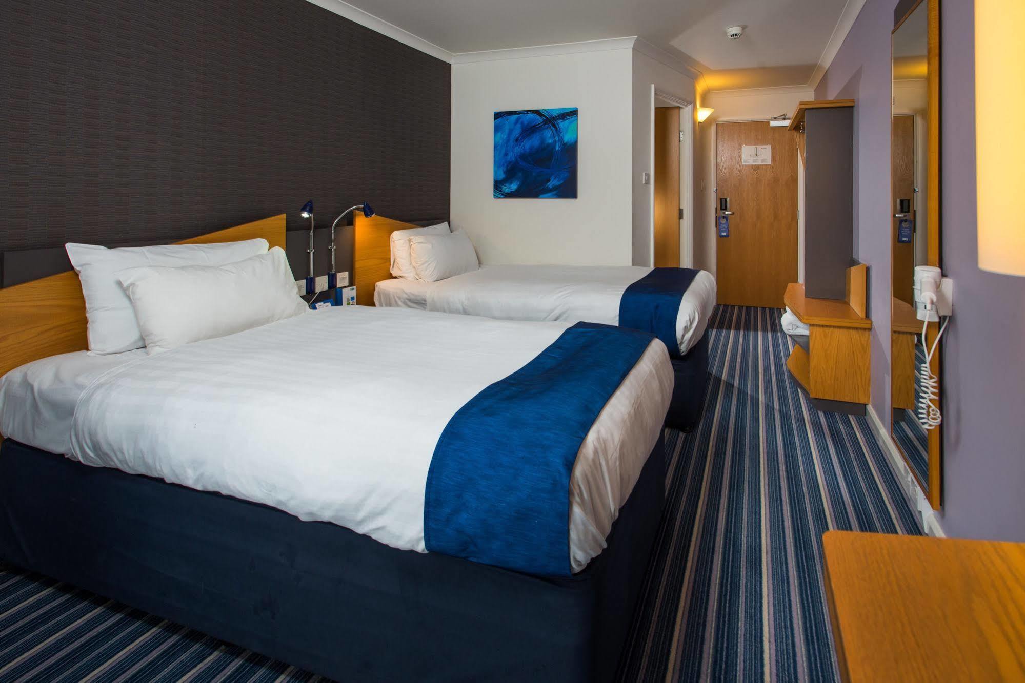 Holiday Inn Express Inverness By Ihg Exterior foto